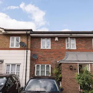 Modern & Spacious - Walk To Excel- Parking Holiday home London