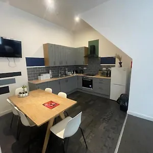  Apartment Bond Street Apartment, Sleeps 7